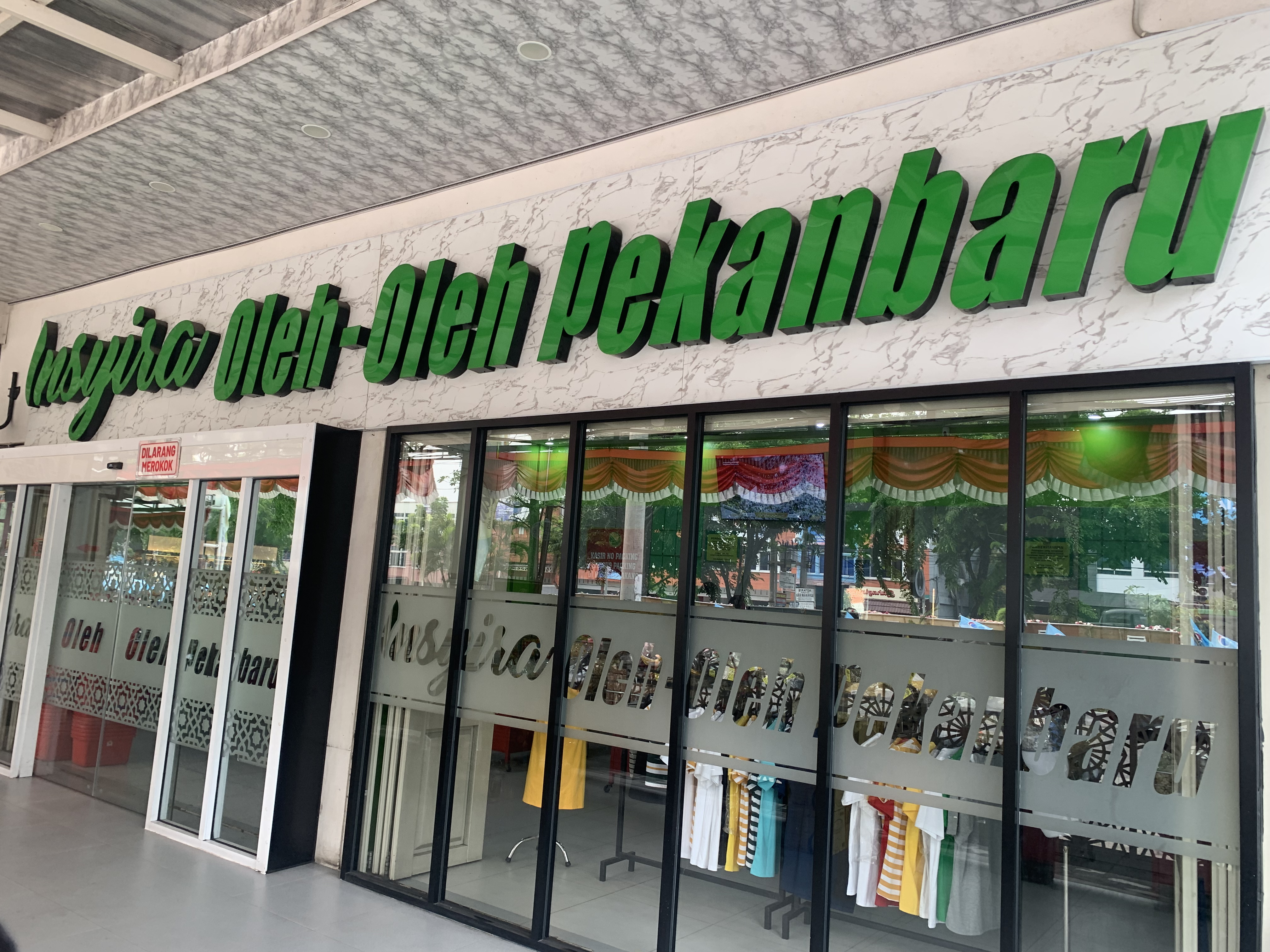 Outlet Insyira Oleh-Oleh Pekanbaru di Jalan Arifin Ahmad